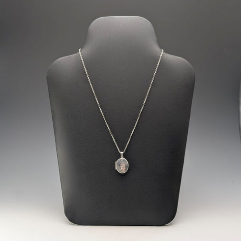 Vintage sterling silver oval locket pendant 3.9g with necklace